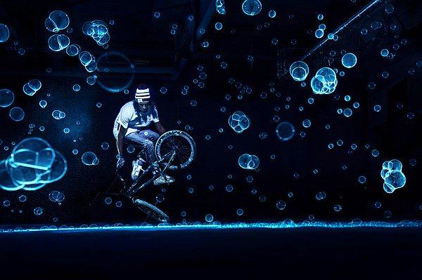 Markus Berger'ın bu fotoğrafı ise üzerinde oynanmış olmasına rağmen bisikletçilerin çılgın tarafını başarıyla yansıtıyor.