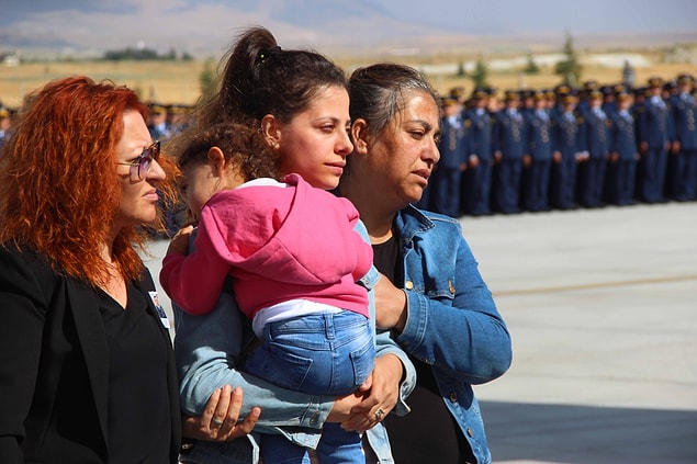 Harmankaya için düzenlenen törene mesai arkadaşları, yakınları ve eşi Gamze Harmankaya, kucağında 2 yaşındaki kızı Ebrar Ada ile katıldı.