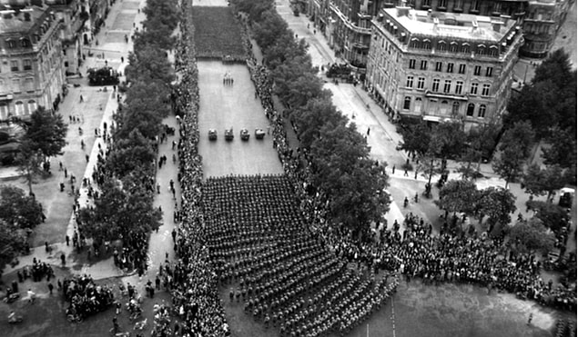 1940 - II. Dünya Savaşı: İtalya, Fransa ve Birleşik Krallık'a savaş ilan etti.