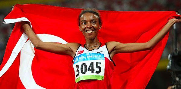 2004 - Elvan Abeylegesse, Golden League yarışmasında Norveç'in Bergen kentinde koştuğu 5000 metre yarışındaki 14:24.68'lik derecesiyle 7 yıldır kırılamayan 5000 metre Dünya rekorunu kırdı ve Dünya rekoru kıran ilk Türk atlet oldu.