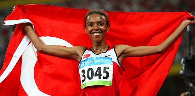 2004 - Elvan Abeylegesse, Golden League yarışmasında Norveç'in Bergen kentinde koştuğu 5000 metre yarışındaki 14:24.68'lik derecesiyle 7 yıldır kırılamayan 5000 metre Dünya rekorunu kırdı ve Dünya rekoru kıran ilk Türk atlet oldu.