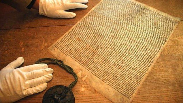 1215 - İngiltere Kralı John, Magna Carta sözleşmesini mühürledi.