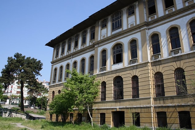 1865 - Yoksullar ve yetimlerin yatılı eğitimi için Darüşşafaka kuruldu.