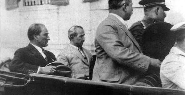 1926 - İzmir Suikastı: Atatürk'e karşı yapılacak olan suikastın "Giritli" motorcu Şevki tarafından, Vali Kazım Dirik'e bildirilmesi.