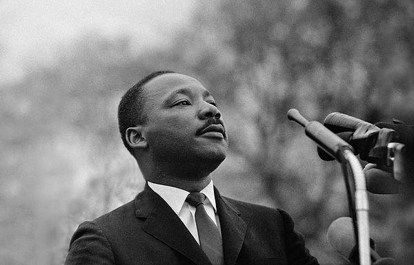 1964 - Amerikalı siyahi hakları önderi Martin Luther King, Nobel Barış Ödülü'nü kazandı.