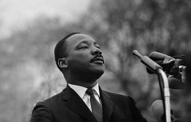 1964 - Amerikalı siyahi hakları önderi Martin Luther King, Nobel Barış Ödülü'nü kazandı.