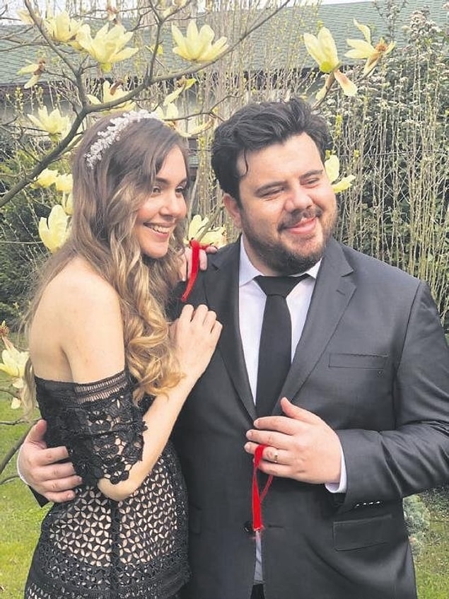 Eser Yenenler ve Türkiye güzellerinden Berfu Yıldız, yaklaşık iki yıllık beraberliklerini geçtiğimiz nisan ayında kıydıkları gizli nikahla taçlandırmışlardı.