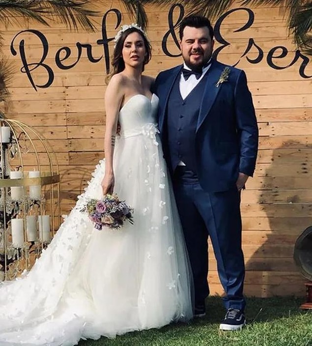 Düğün mevsimini açan ünlüler kervanına Eser Yenenler ve Berfu Yıldız da katıldı biliyorsunuz. Düğünde gelin ve damattan daha çok konuşulan şeyler vardı yalnız:)