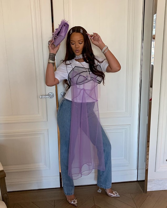 Rihanna da son Instagram paylaşımlarında pantolonunun üstüne giydiği tül bir elbiseyle poz verdi.