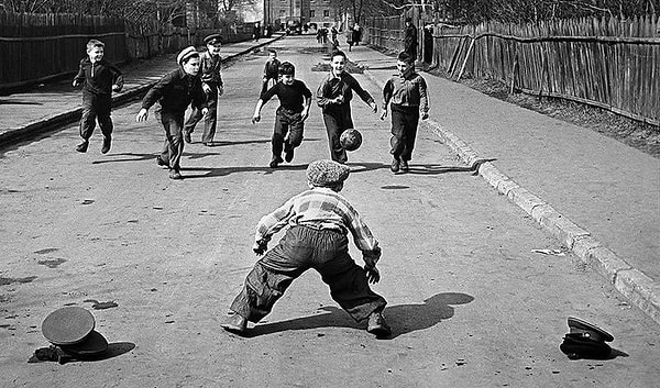 1. У каждого из нас в детстве была любимая игра. А вам что больше всего нравилось?