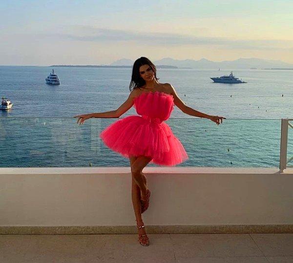 Süper model Kendall Jenner, amfAr etkinliğinde giydiği kabarık pembe elbisenin içinde bir bacağını kaldırarak çektirdiği fotoğrafla pozun nasıl olması gerektiği konusunda bir öncü oldu.
