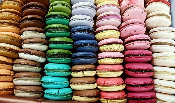 2. Эти нежные вкуснейшие печеньки так полюбились сладкоежкам всего мира, что в 2013 году пирамида из макарунов попала в книгу рекордов Гиннеса. Как вы думаете, сколько в ней было печений?