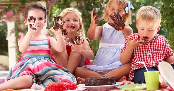 4. По одной из версий, этот десерт изобрел 11-летний мальчик в далеком 1905 году. О каком лакомстве идет речь?