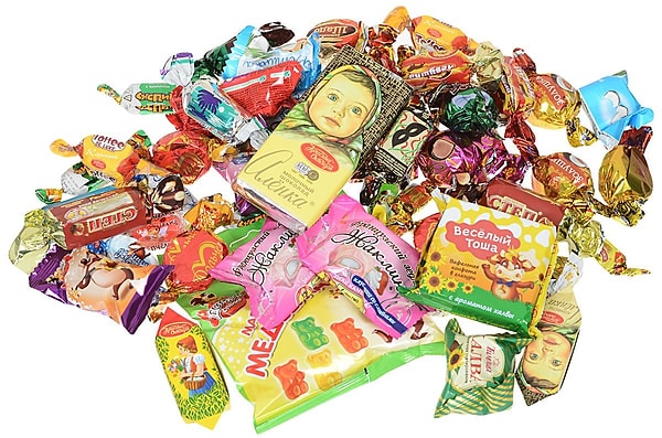 9. Правда ли, что слово "конфетти" напрямую связано с конфетами?