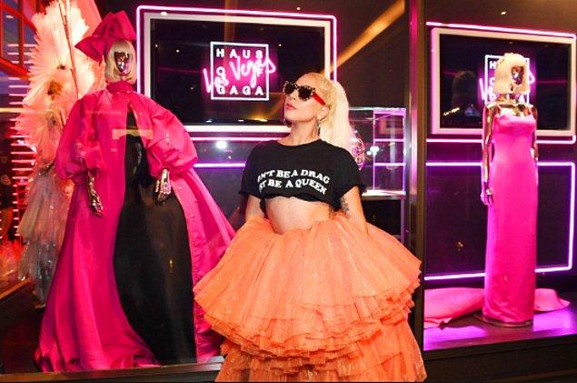 Gaga'nın hayranlarıyla (Little Monsters) temas halinde olan ünlü modacı, sergide görmek istedikleri ve en çok etkilendikleri kıyafetleri sordu.