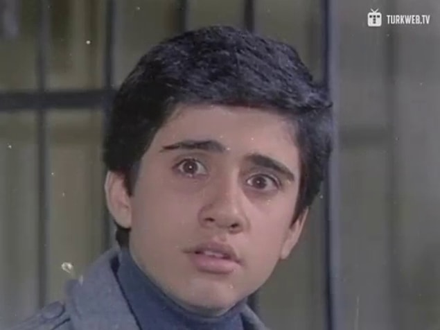 80'li yılların başında hayatımıza "Küçük Emrah" olarak giren Emrah İpek, gerek şarkıları gerekse filmleriyle bizim için dram sözcüğünün karşılığı gibiydi.