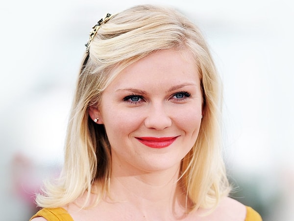 Голубые глаза, светлые волосы и ямочки на щеках!