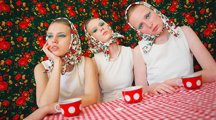 Доярки из 80-х или гламурные девчонки? Неоднозначный фэшн-проект от словацкого дизайнера