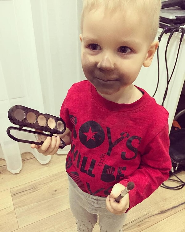 15. Испробовал  на себе мамину косметику