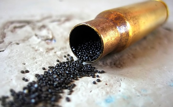 2. Основные ингредиенты пороха - нитрат калия, древесный уголь и...