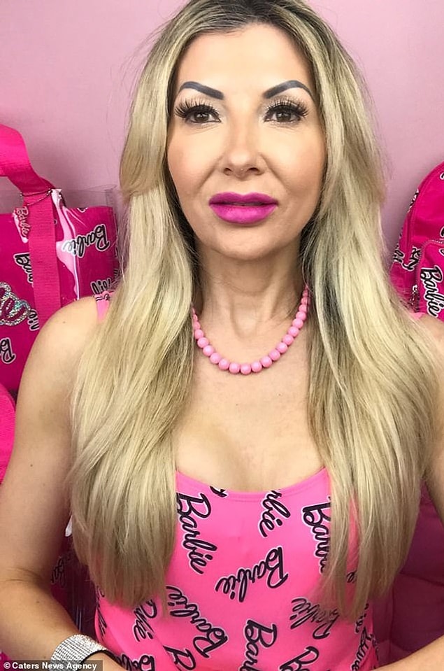 "Şu an genç görünen bikini vücudum ve karın kaslarım var. Bu nedenle yüzümün de bedenimle aynı olmasını istiyorum."