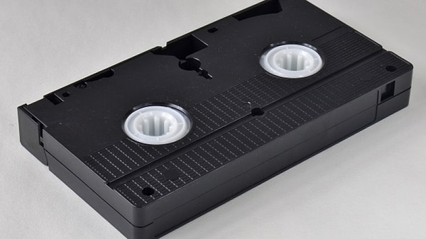 12. Какая японская компания в 1976 году разработала формат видеозаписи VHS?