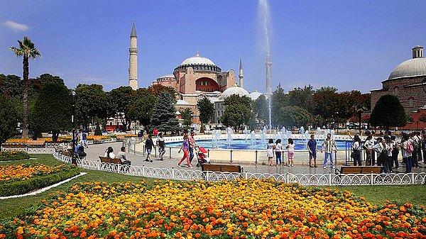 Toplam turistin yarısı İstanbul'a geldi
