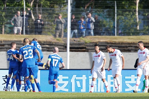 32.dakikada sahneye yine Ragnar Sigurdsson çıktı ve skor 2-0 oldu.