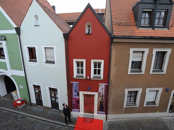 6. Как называется самый маленький отель в мире?