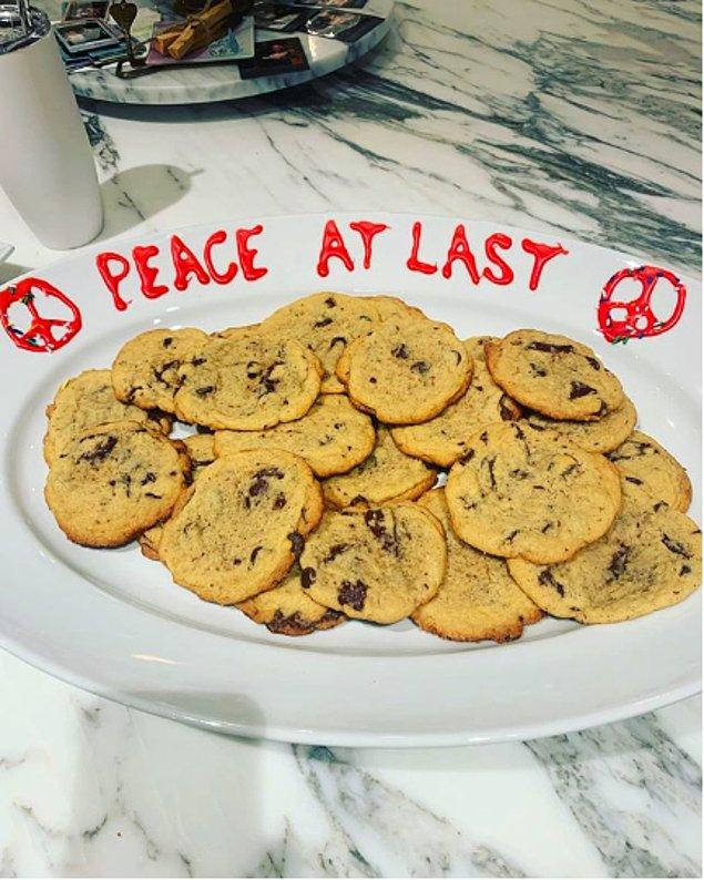 Sonrasında Katy, Instagram hesabında bu fotoğrafla bir paylaşım yaptı. Konum yerine de "Hadi Arkadaş Olalım" yazdı.