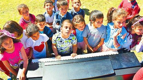 Duyduğu Sesleri Notaya Dökebilen Ender Yeteneklerden Olan Görme Engelli Genç Birinci Piyano Konserini Köyünde Verdi!