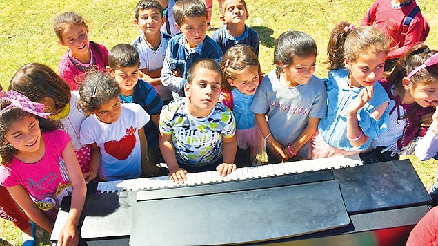 Doğuştan görme engelli "absolut" (kusursuz) kulağa sahip 7 yaşındaki Bager Çalışcı'nın, kendisi gibi görme engelli müzik öğretmeni Caner Keser, öğrencisinin köy çocuklarına konser verme hayalini gerçekleştirmek için çalışma başlattı.