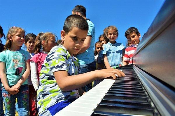 Kusursuz kulak Çalışcı, bu alanda köy okulundaki öğrencilere piyano ile klasik müzik dinletisi sundu.