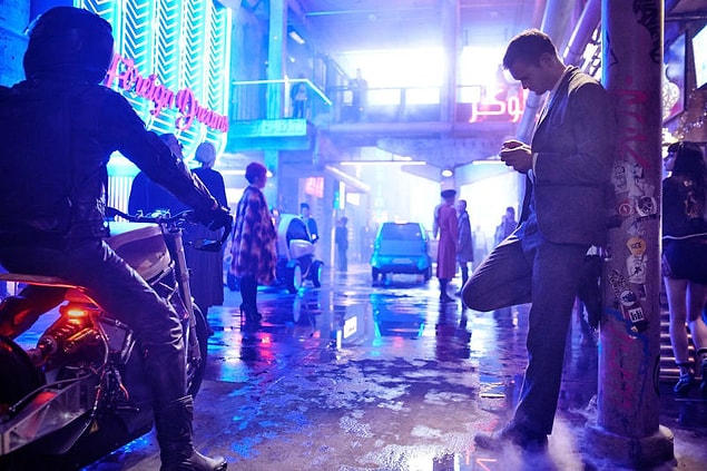 7. Favori Black Mirror bölümü "White Bear" olanlar için: Mute