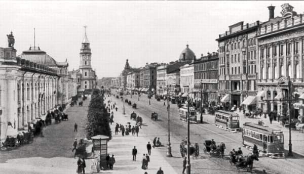 1. По какой причине в 1918 году столицу из Петрограда перенесли в Москву?