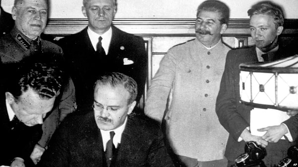 7. В каком году был подписан пакт Молотова-Риббентропа?