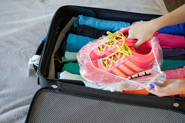 3. Шапочка для душа поможет вам упаковать обувь