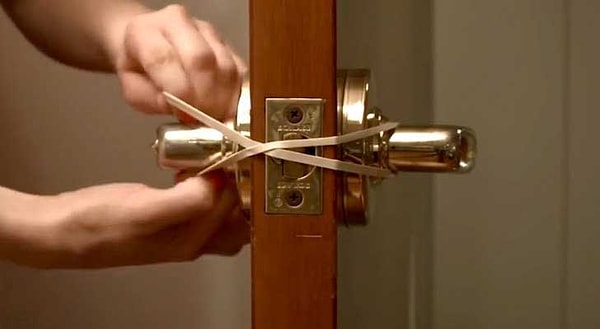 2. Дверь не будет постоянно защелкиваться, если надеть на ручки канцелярскую резинку