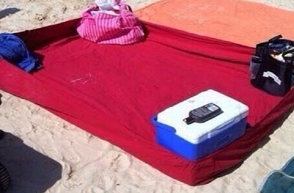 14. Натяжная простынь идеально подходит для пляжа. Сквозь «бортики» не будет проходить песок