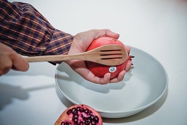 19. Чтобы быстро очистить гранат, нужно всего лишь разрезать его пополам и постучать по нему кухонной лопаткой