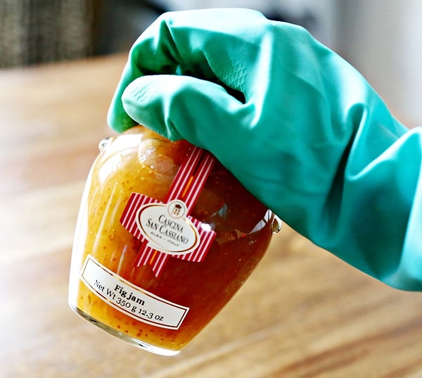 21. Чтобы легко открыть любую банку, наденьте резиновые перчатки. Дело сразу пойдет быстрее