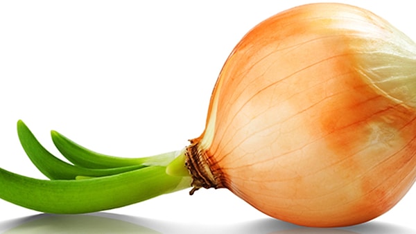 22. Чтобы не плакать от лука, перед нарезкой положите его ненадолго в холодильник