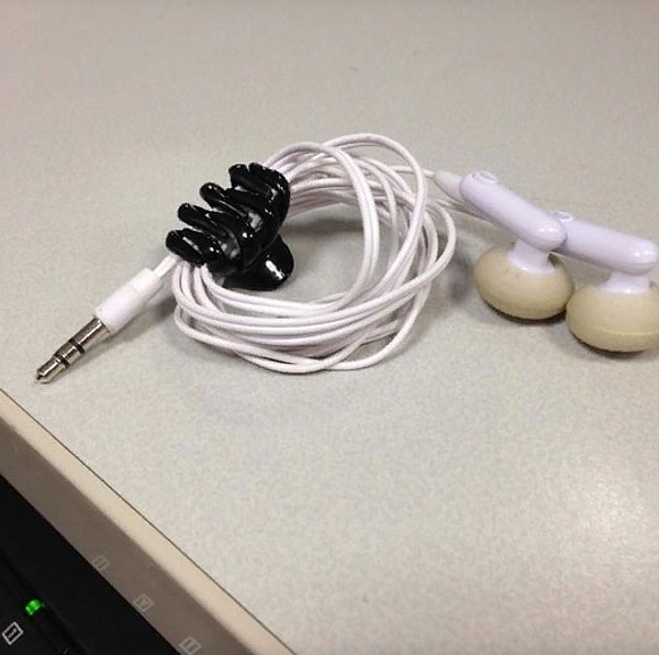 15. Сделайте так, чтобы ваши провода у наушников не путались с помощью маленького крабика для волос