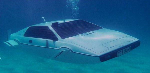 Kendisi, 1977 yılında yayınlanan James Bond filmindeki hem karada hem de su altında sürülebilen, amfibi bir araba olan 1976 Lotus Esprit'ten bahsediyordu.