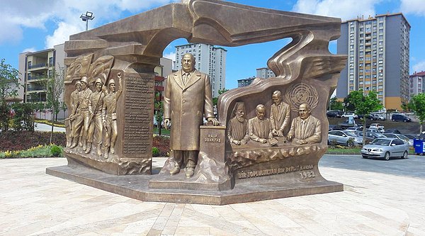 "Ekrem İmamoğlu’nun belediye başkanlığı döneminde Beylikdüzü’nde Makarios’u gösteren bir rölyefi de içeren bir heykel dikildiği iddiası doğru. Ancak Kıbrıs Anıtı olarak bilinen heykel sadece Makarios’u göstermiyor."