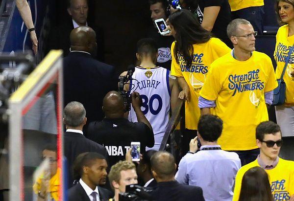Warriors'ta Curry 21 sayıda kaldı