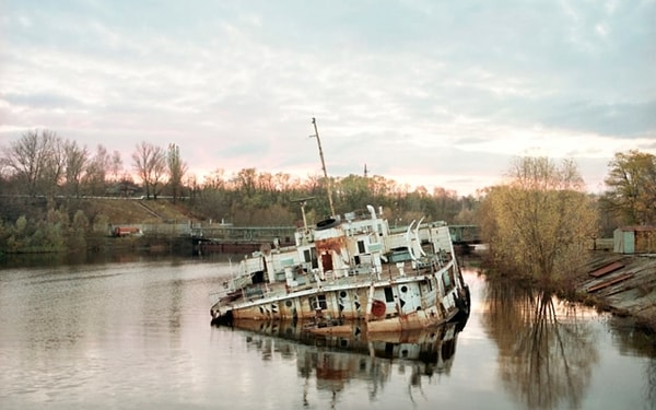 2. В некоторых случаях Макмиллан снимал одно и то же место несколько раз в разные годы, чтобы подчеркнуть повреждения, которые наносит время.