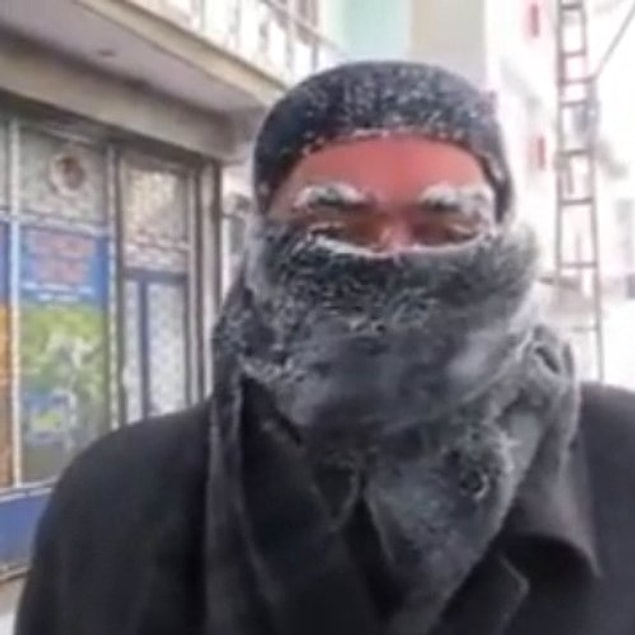 28. Evin buz gibi olmasına rağmen kombinin açılmasına izin verilmez ve evin sıcak olduğu iddia edilir.