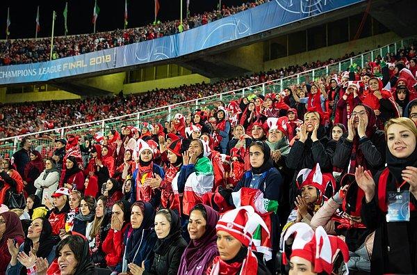 Ve, 40 yıl sonra ilk defa, 100'e yakın kadın taraftarın 2018'de Tahran'daki Azadi stadyumundaki bir maçı izlemesine izin verildi.