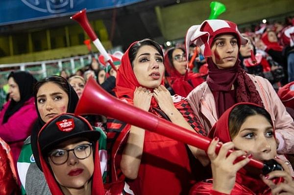 Zeinab'ın mutluluk gözyaşları... Sonunda Azadi stadyumuna girebildiği için inanılmaz mutlu. Giriş kapılarında iki saat beklemek zorunda kalan ve maçı izleyebilen o 100 kadından birisi de Zeinab'dı.